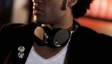 Is that a Parrot (Zik) on your shoulder?