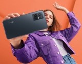 A model holding the vivo Y55 5G.