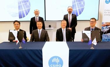 Yasushi Naito, Consul-General of Japan in Perth (back row, left), Michael Neimanis, Manager, Critical Minerals Office, Department of Industry, Science and Resources, Australian Government (back row, right), Dr. Shoichiro Watanabe, CTO of Panasonic Energy (front row, center left), and Dr. Robert Hough, Director CSIRO, Mineral Resources (front row, center right)